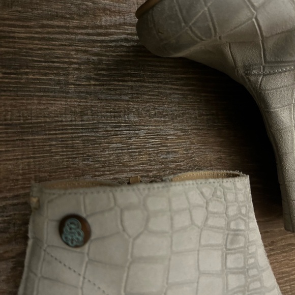 Grotesque size 7.5 (38 Euro) snake print 2 tone (intentional shading toes) GUC - Picture 8 of 16